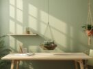Terrário geométrico de vidro com suculentas echeveria sobre escrivaninha home office minimalista. Prateleira acima com lithops vertical e ventilação natural pelas janelas. Design biofílico maximalista verde-musgo para foco e bem-estar no trabalho remoto.