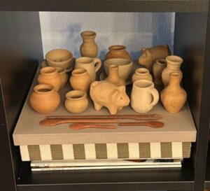 Conjunto de cerâmicas artesanais e colheres de madeira, representando o artesanato baiano integrado ao cotidiano doméstico