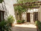 Arquitetura mediterrânea na Espanha e Grécia mostrando pátio, luz natural e espaços de convivência