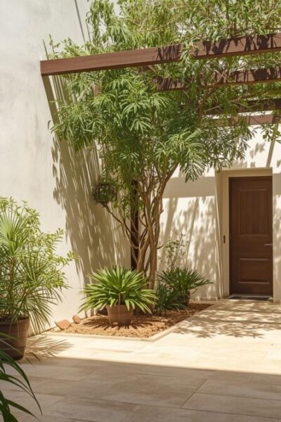 Arquitetura mediterrânea na Espanha e Grécia mostrando pátio, luz natural e espaços de convivência