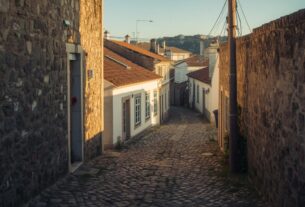 Arquitetura portuguesa com luz natural, simplicidade e identidade cultural