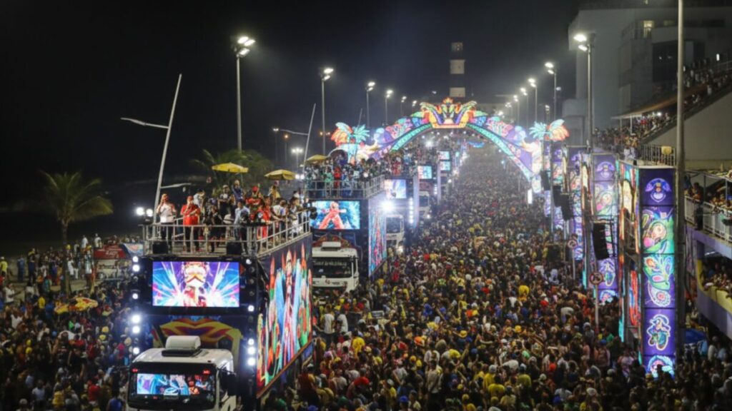 Arquitetura efêmera no carnaval: como estruturas temporárias transformam cidades em espetáculo 3 Estruturas temporárias no carnaval de Salvador com trios elétricos e cenografia urbana