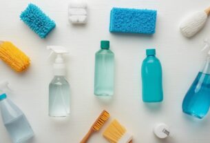Produtos domésticos úteis e funcionais organizados incluindo potes de vidro, panos de microfibra, organizadores e itens de economia doméstica
