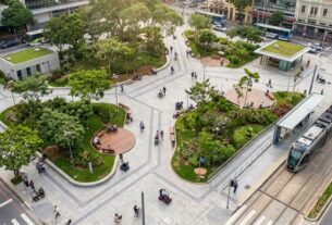 praça urbana com percurso tátil bem integrado ao desenho paisagístico, sem segregar o espaço para cadeirantes