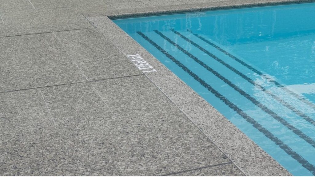 piso de granito escovado em área externa ao redor de piscina