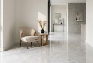 tipos de assentamento de piso porcelanato grande formato sala contemporânea luz natural