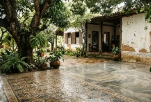 Ladrilho Hidráulico, Cimentício e Argamassa Decorativa em composição em casarão antigo arborizado
