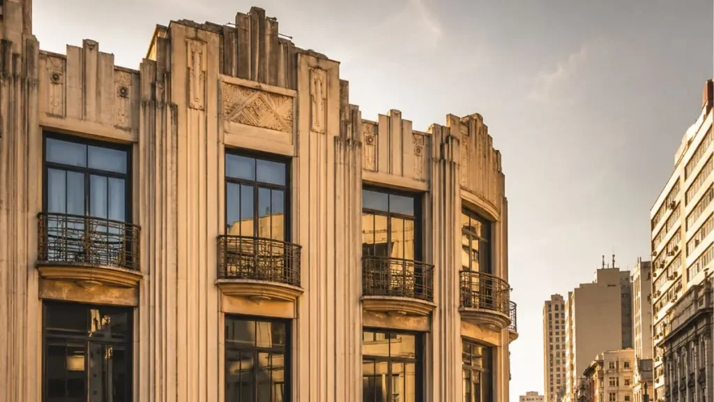 Retrofit Urbano: Como Prédios Antigos Estão Salvando as Cidades 2 Fachada histórica art déco preservada em projeto de retrofit urbano com modernização interna em centro histórico brasileiro.
