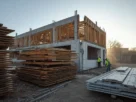 Materiais de construção sendo desmontados e organizados para reaproveitamento em obra de arquitetura circular