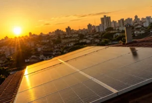 Painéis solares em telhado residencial brasileiro durante o entardecer, representando o investimento em energia fotovoltaica