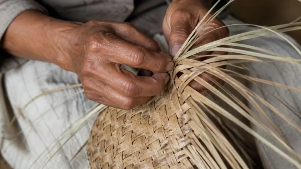 Economia circular na arte: reuso, artesanato e cidade 4 Técnica de trançado de fibra vegetal em processo de produção artesanal circular