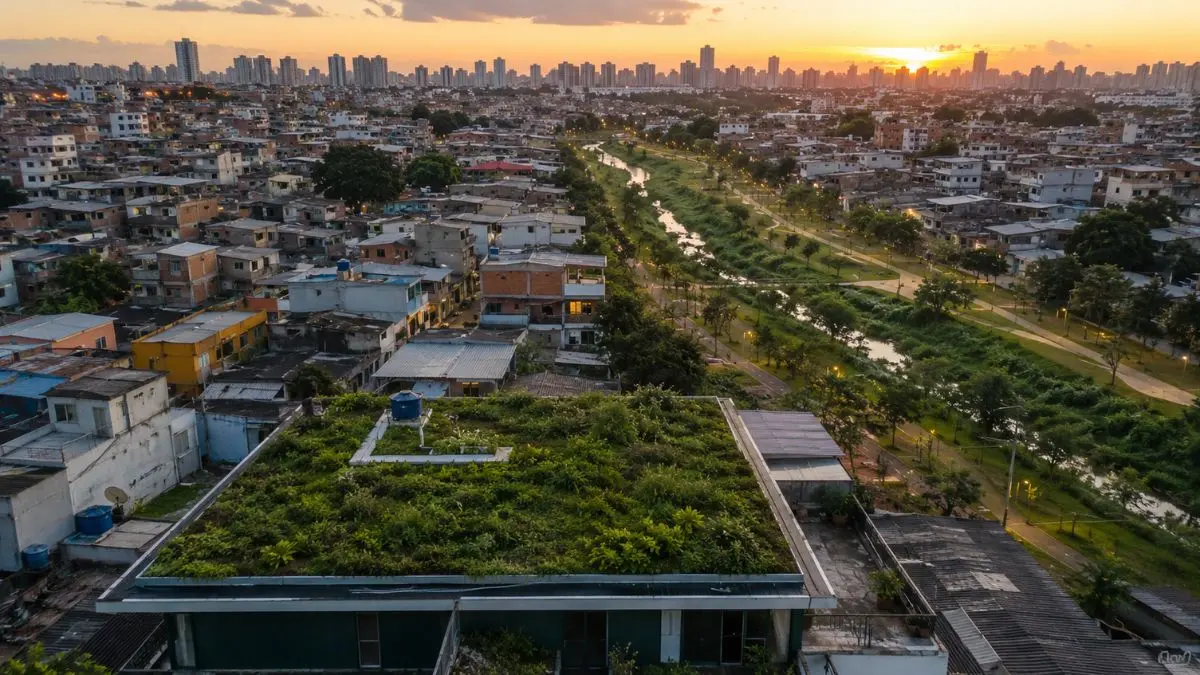 Telhado verde em bairro denso com parque linear ao fundo, exemplo de infraestrutura verde urbana